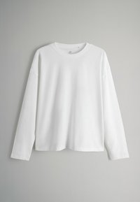 Weißes Langarmshirt aus weichem Baumwollstoff, mit Rundhalsausschnitt, lockerer Passform und gesenkten Schultern, mit einer glatten Textur.