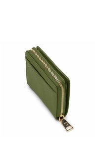 Portefeuille en cuir texturé vert avec une fermeture éclair et des éléments en doré, comportant plusieurs emplacements pour cartes et une poche extérieure.
