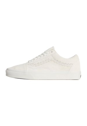 Λευκό sneaker από σουέντ με λευκή λαστιχένια σόλα, λευκά κορδόνια και υφαντό σχέδιο ραφής κατά μήκος της πλαϊνής επιφάνειας.