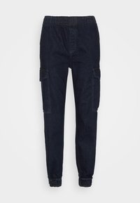 Mörka denim cargo-byxor med elastisk midja, uppvikta anklar och två sidofickor. Slät textur och klassisk design.