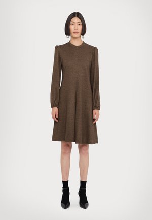 Abito marrone, lungo fino al ginocchio, con maniche lunghe a palloncino e scollo rotondo. Realizzato in tessuto testurizzato, presenta un design svasato e una silhouette a forma di A.