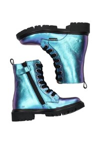 Metalen blauwe enkellaarzen met een gladde textuur, ritsluiting en zwarte oogjes, uitgerust met een chunky zwarte rubberen zool en een trekband.