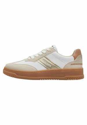Sneaker en cuir blanc et suède beige avec une semelle en caoutchouc gomme, ornée d'accents dorés et de trois rayures blanches sur le côté.