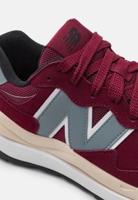 New Balance 5740 UNISEX - Sapatilhas - garnet