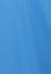 Světle modrá látka s hladkou texturou, s jednotnou barvou bez viditelných vzorů nebo zdobení. Rovnoměrný vzhled po celé ploše.