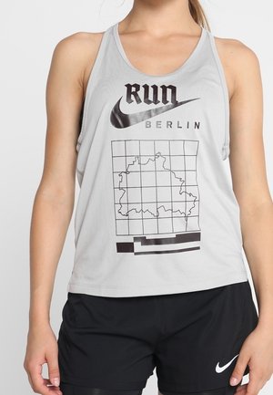 Lichtgrijze Nike tanktop met een zwart "RUN BERLIN" logo, een grid map ontwerp, en zwarte horizontale strepen aan de zoom. Geschikt voor sportkleding.