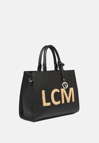 Mustassa nahkakäsilaukussa on kullanvärinen "LCM" kirjonta, jämäkkä muoto, kaksi kahvaa ja hopeanvärinen varuste charmilla.
