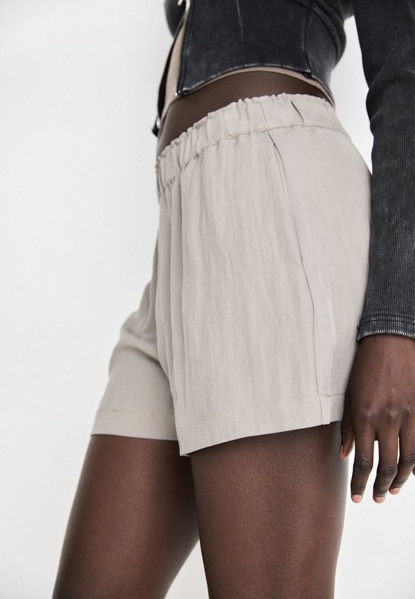 RELAXED HIGH WAIST - Shorts - taupe2