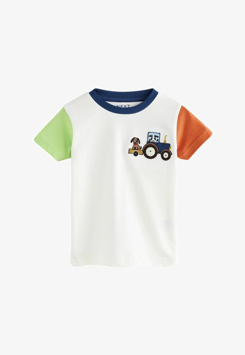 Krátký rukáv tričko z bavlny, s bílým tělem a zelenými a oranžovými rukávy, s grafikou traktoru a psa.