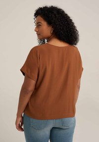 WE Fashion CURVE - Basic póló - brown