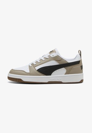 Białe sneakersy z beżowymi i czarnymi akcentami, charakteryzujące się teksturowaną skórzaną cholewą, sznurowanym zapięciem oraz gumową podeszwą z bieżnikiem.