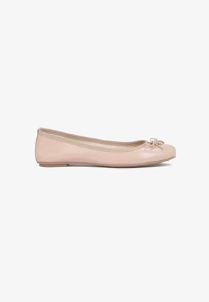 Ballerines roses pâles en matériau brillant, avec un bout arrondi et un petit nœud orné à l'avant.