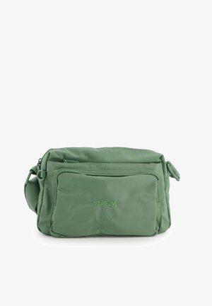 Kompakt grøn crossbody-taske med lynlåslomme foran og justerbar rem, med "VENEZIA"-logo broderet på forlommer.