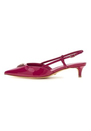 Slingback-Absätze aus glänzendem Fuchsia-Lackleder, mit spitzer Zehenform, zwei dünnen Riemen und einem dekorativen goldenen Akzent auf dem Blatt.