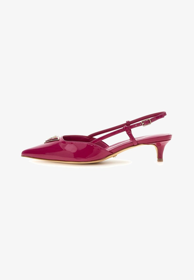 Escarpins slingback en cuir verni fuchsia brillant, à bout pointu, avec deux fines lanières et un accent décoratif doré sur le devant.