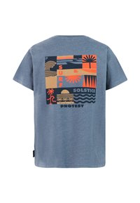 Bavlnené modré tričko so štvorcovým grafickým dizajnom na zadnej strane, ktorý obsahuje geometrické tvary, palmy a text v kontrastných farbách.