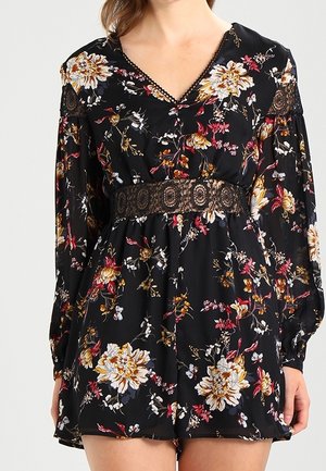 Robe courte noire à motifs floraux, dotée de manches longues, d'un col en V, d'une ceinture en dentelle, de fleurs multicolores vives et d'une coupe ample avec une texture superposée.