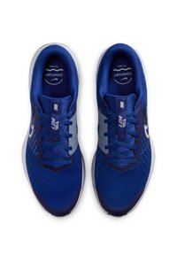 Niebieskie buty sportowe z teksturowaną siateczką, białym logo w kształcie „Swoosh” i szarymi akcentami. Posiadają płaskie sznurówki i amortyzującą podeszwę.