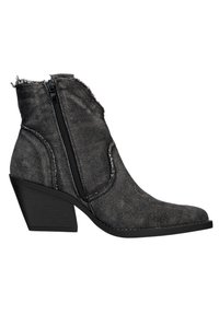 Botas de tobillo de mezclilla gris con punta afilada y bordes deshilachados. Cuentan con un cierre lateral y un taco negro grueso. Tela texturizada con detalles de costura.