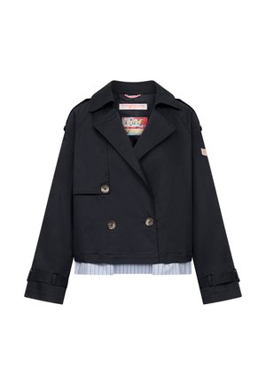 Zwarte cropped double-breasted jas met brede revers, knoopdetails, riemmanchetten en een gestreepte stoffen zoom die onderaan uitsteekt.