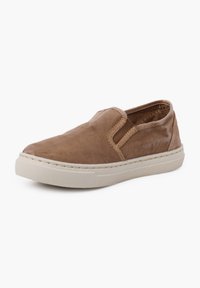Hnědá slip-on obuv vyrobená z tkaniny s texturovaným povrchem, s elastickými bočními panely a polstrovanou krémovou gumovou podrážkou.