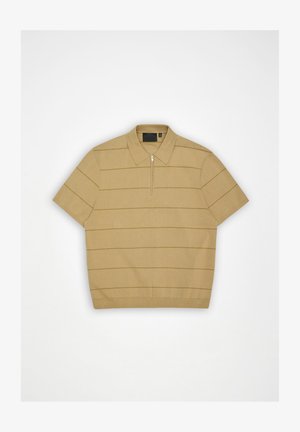 Bézs rövid ujjú galléros póló vékony vízszintes csíkokkal és elöl cipzáros gallérral, fehér háttéren.