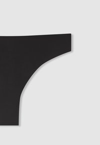 Tanga neri con una texture liscia, copertura minimale e un design angolare, caratterizzate da linee pulite e senza hardware o dettagli visibili.