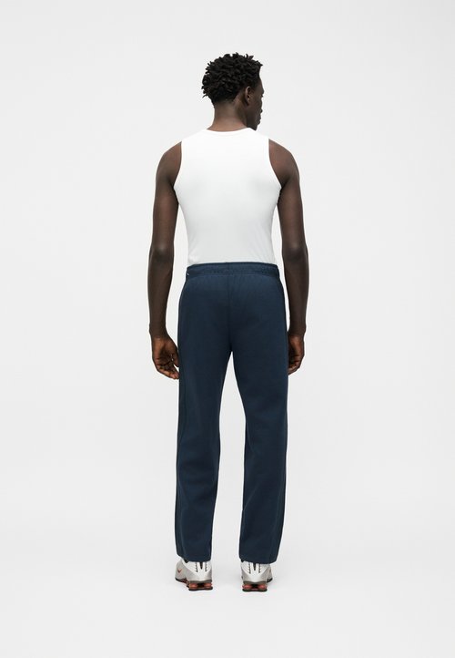 Nike CLUB VARSITY PANT - Tracksuit bottoms - obsidian/dark obsidian/white — photo 3