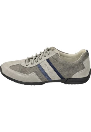 Graue Wildleder-Sneaker mit marineblauen Streifen, runder Schuhspitze und Schnürdesign. Verfügt über eine Gummisohle und ein strukturiertes Material für zusätzliche Details.