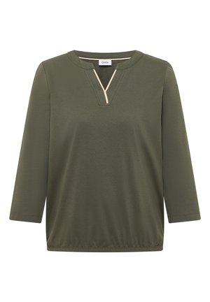 Oliwkowa koszula z długim rękawem do łokcia, z elastycznym dołem oraz dekoltem w kształcie litery V ozdobionym beżową lamówką i okrągłym kołnierzem.