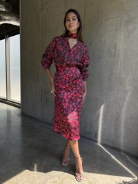 Rochie roșie cu model floral, cu mâneci lungi și cravată asortată. Material neted, talie adaptată, fustă până la genunchi, asociată cu sandale cu bretele.