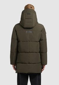 Olive zelena podstavljena parka jakna s kapuljačom, horizontalnim quiltanim uzorkom i bočnim patentnim zatvaračima. Stražnji dio ima reflektivne detalje i ojačanja.