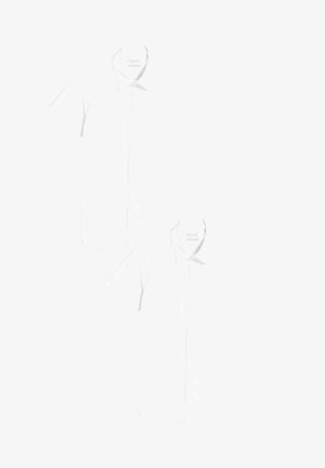 Trumpas rankovės baltas marškinis, pagamintas iš medvilnės ir sintetinių pluoštų mišinio, su mygtukais, apykakle ir krūtine kišenėle. Švarus, paprastas dizainas.