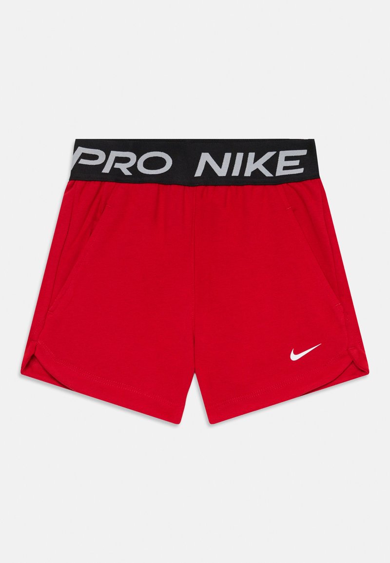 Κόκκινα αθλητικά σορτς από μαλακό ύφασμα, με μαύρη ζώνη που έχει την ένδειξη "PRO NIKE" σε γκρι χρώμα και ένα μικρό λευκό λογότυπο της Nike.