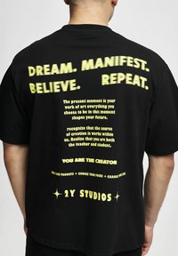 2Y Studios CREATOR - Marškinėliai su spaudiniu - black