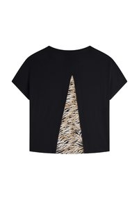 Maglietta nera corta con maniche corte e uno spacchetto sul retro, che rivela un tessuto a motivo beige e nero che ricorda la stampa animale.
