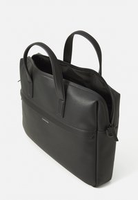 Sacoche pour ordinateur portable en cuir noir avec finition texturée, doubles poignées, fermeture éclair et marque à l'avant. Intérieur spacieux avec doublure lisse.
