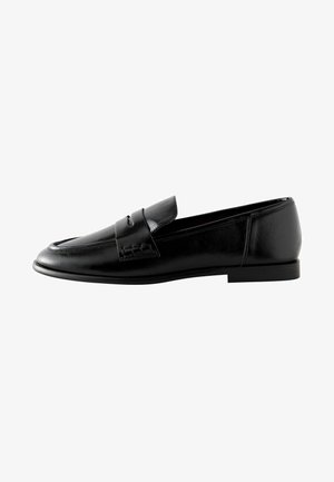 Mustad musta nahast loafer, millel on ümar nina, dekoratiivne tikand ja rihma kate. Sujuv tekstuur ja madala kontsaga disain.