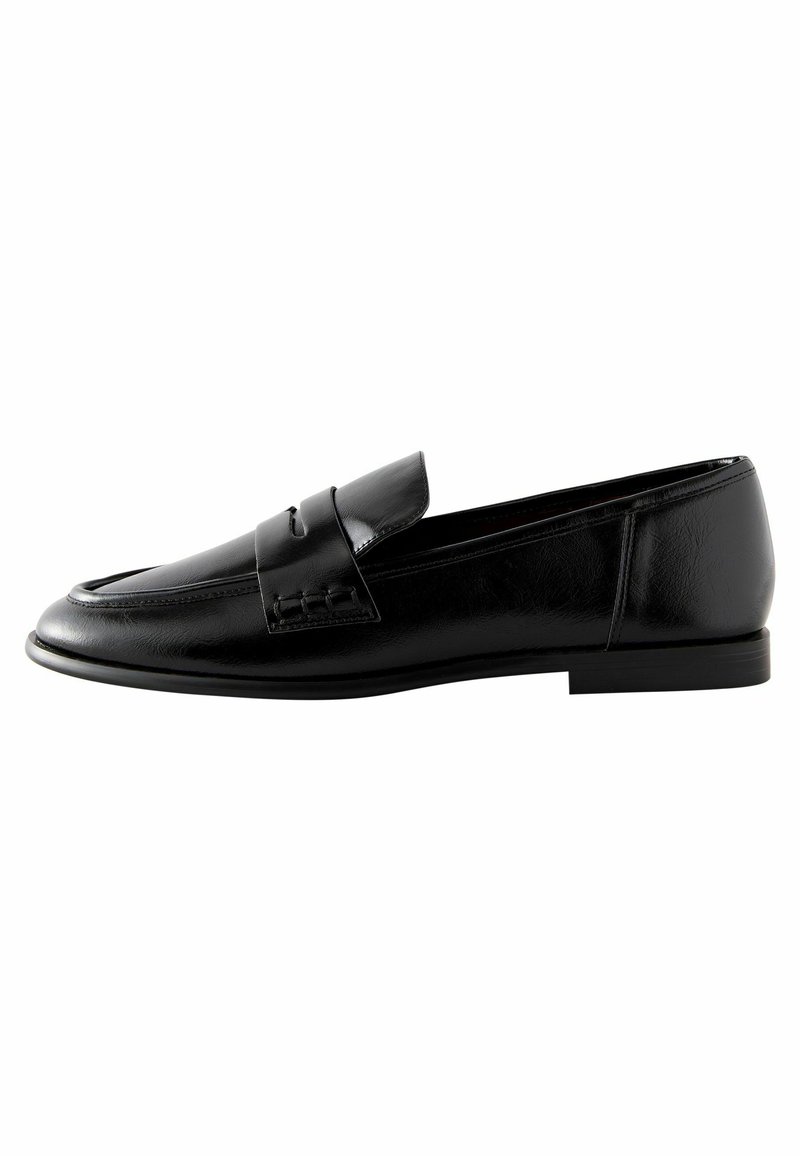 Mustad musta nahast loafer, millel on ümar nina, dekoratiivne tikand ja rihma kate. Sujuv tekstuur ja madala kontsaga disain.