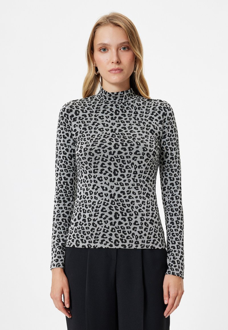 Graues Langarmoberteil mit einem Stehkragen, das mit einem schwarzen Leopardenmuster versehen ist, aus einem strukturierten Strickstoff, mit taillierter Silhouette.