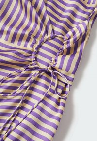 Kangas striped ungu dan beige dengan detail berkumpul dan ikatan di tengah; tekstur satin yang halus; desain ringan untuk pakaian.