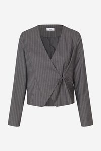 Šedé blazer s jemným prúžkom, dlhým rukávom a krátkou dĺžkou, so zavinovacím predným dielom zviazaným na boku, a čiernou vnútornou podšívkou viditeľnou na výstrihu.