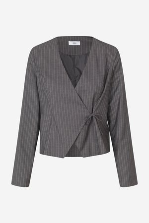 Pelēks svītrainais garroku kultivētais žakets ar pārklājošu priekšpusi, sasaistīts sānos, un melna iekšējā oderējuma detaļa redzama pie apkakles.