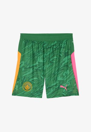 Shorts verts avec un motif dynamique, présentant des accents orange et rose. Comprend un logo de Manchester City et une marque Puma.