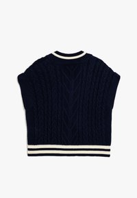 Suéter de punto trenzado azul navy con cuello redondo, mangas cortas y ribete blanco a rayas en el cuello y el dobladillo. Patrón de tejido texturizado en toda la prenda.