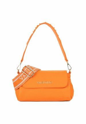 Sac à bandoulière orange Valentino avec fermeture à rabat, logo métallique, bandoulière large en tissu amovible avec logo, et une anse plus fine ornée de clous dorés.