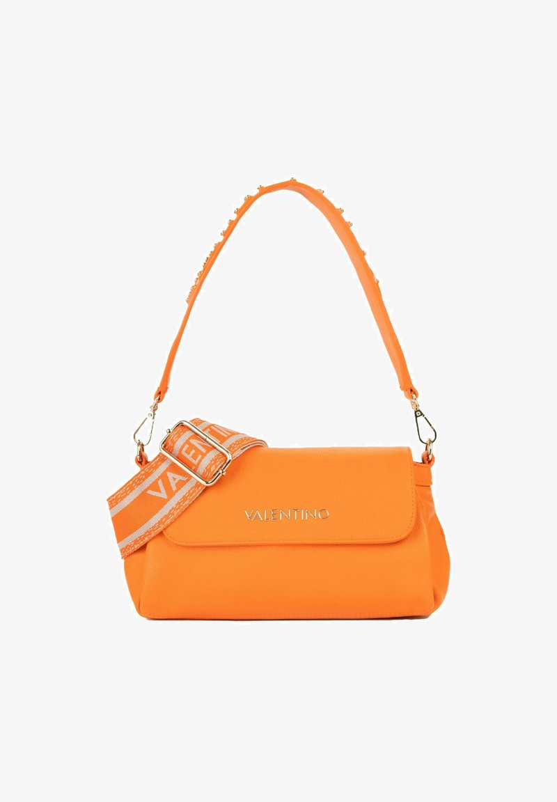 Sac à bandoulière orange Valentino avec fermeture à rabat, logo métallique, bandoulière large en tissu amovible avec logo, et une anse plus fine ornée de clous dorés.