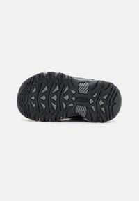 Keen Trekingové boty - black