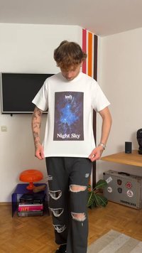 Λευκό βαμβακερό μπλουζάκι με γαλάζιο γραφικό του γαλαξία που έχει την επιγραφή "Night Sky" και το λογότυπο "Levi's". Μαύρα ripped παντελόνια, άνετη εφαρμογή.