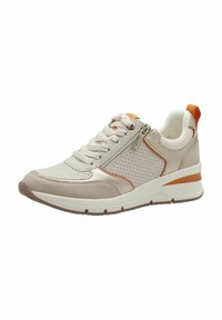 Beige sneaker met geperforeerde bovenkant, oranje accenten en een zipper aan de zijkant. Beschikt over een gevoerde zool en een gestructureerde hak voor ondersteuning.